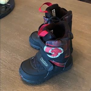 Button snowboarding boots